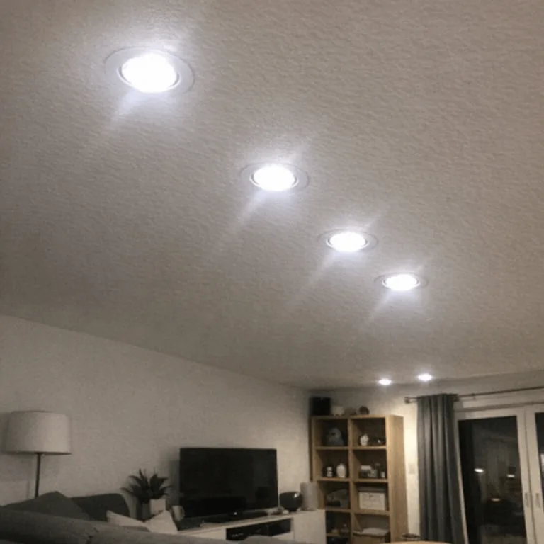 Fachgerecht montierte LED Deckenstrahler im Wohnzimmer